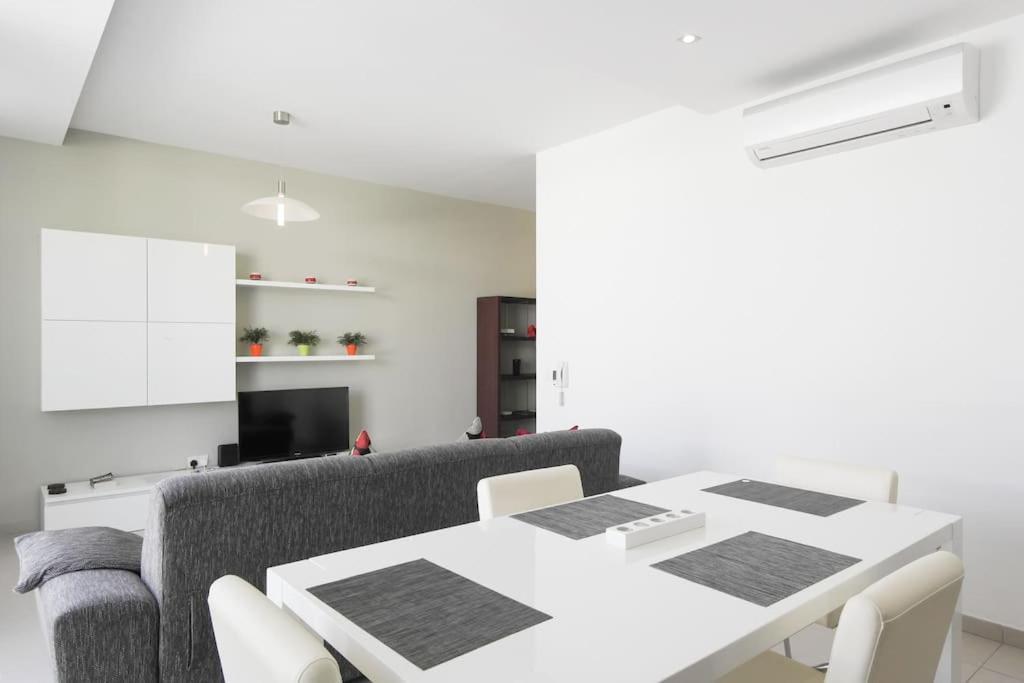 Modern Luxury Penthouse In Perfect Sliema Location Apartment Bagian luar foto